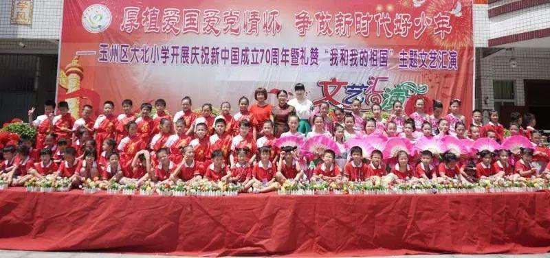 轻薄直屏,还有绝佳操作体验!华为nova 12凭实力在年轻人中出圈!