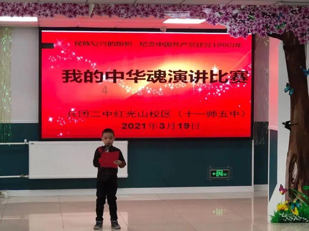 贴窗花　公交车厢年味浓