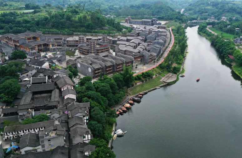 向每一个平凡人致敬，在一场又一场“双向奔赴”中全力以赴丨两会观察